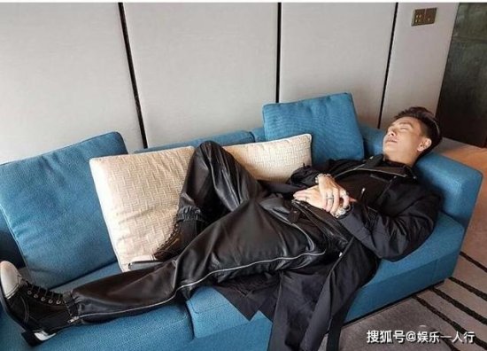 晒晒黄宗泽在香港的家，一个人生活也很讲情调，大床还有刺绣...