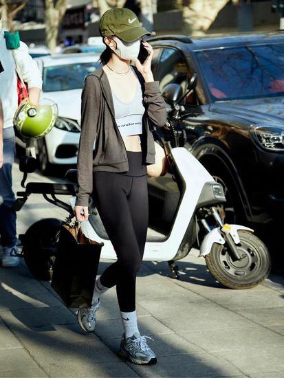 上海女生的City walk穿搭：“瑜伽裤+长筒袜”，随性松弛，好时髦