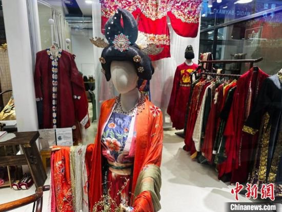 “国潮”崛起下，<em>传统汉服</em>与“新中式”何以“花开并蒂”？