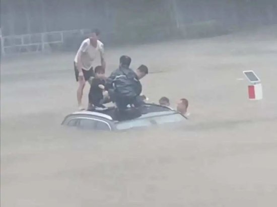 郑州妈妈用非凡的智慧从洪水中救出自己的孩子，看完我顿悟了...