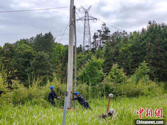 广西电力人坚守岗位保供电 受灾用户近九成恢复供电