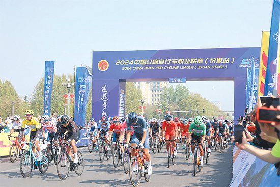 骑行壮美济源 擦亮体育名片——2024中国公路自行车职业联赛(...