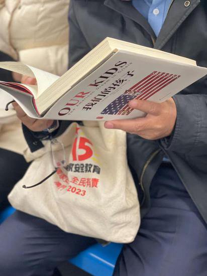 拍北京地铁上的读书人第六年：在熟悉的生活中享受奇遇