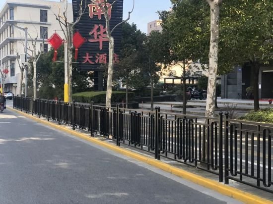 上海道路分隔栏杆将<em>变成什么样</em>?款式由你说了算