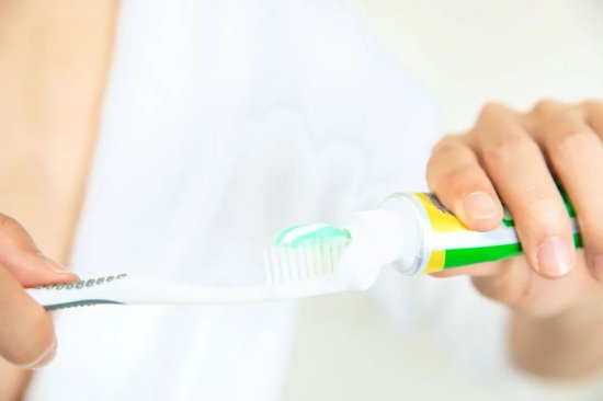 【科普】刷牙前牙膏要不要蘸水？如何正确刷牙？