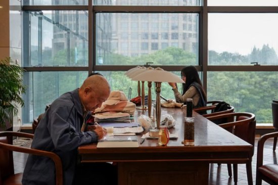 杭州图书馆读书15年，84岁的老裘写了三本书｜2024“西湖悦读...
