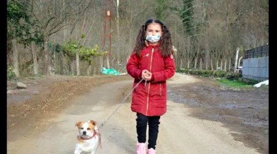 女孩为给爱犬治病，暴雪中背着狗徒步3公里找兽医，感动了全城人