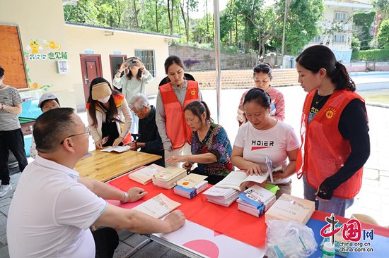 泸州市总工会开展“送健康、送法”进社区志愿服务活动