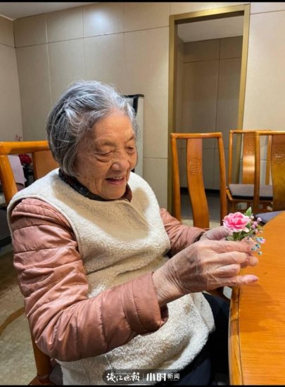 浙江96岁奶奶跳舞视频走红网络，网友赞叹：美丽人生，与年龄无...