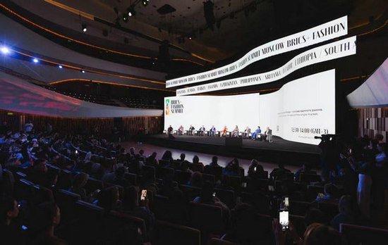 BRICS+金砖国家时尚峰会：与中国服装<em>设计师协会</em>执行主席杨健...