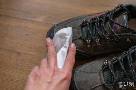 <em>简单易用</em>的擦鞋湿巾，鞋子一擦就干净