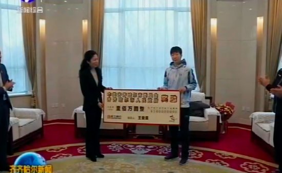 王曼昱接受市领导接见，获得100万奖金，“<em>肉夹馍</em>女孩”终逆袭