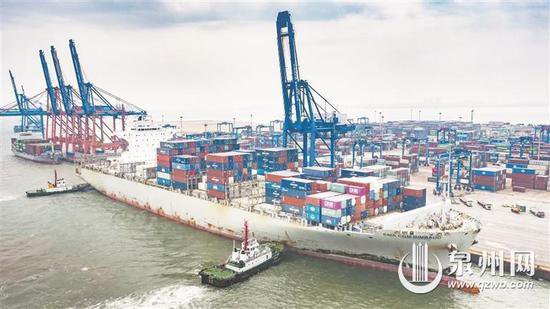 泉州港迎开港以来巨轮<em>之最</em> 8万吨集装箱船舶靠泊石湖港区
