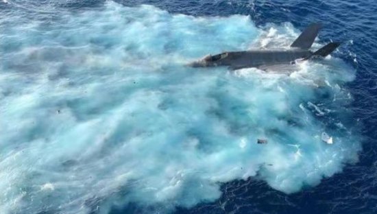 F-35C坠落南海照片在社交媒体疯传！美军回应：是真的