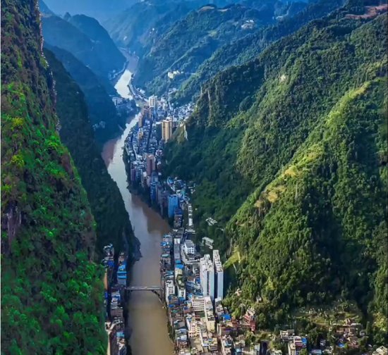 中国最<em>窄的</em>县城，地处深山峡谷，网友称作“一线城市”