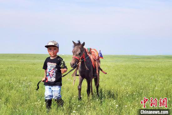 锡林郭勒草原上的8岁赛马冠军：“驾龄”5年，<em>父爱</em>“护航”