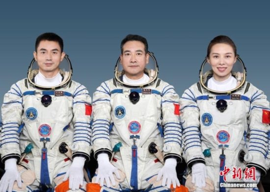 中国空间站首位女航天员王亚平：飞天梦永不失重