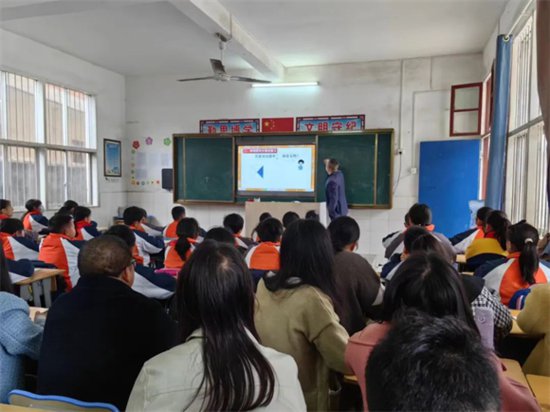 兴国县埠头小学开展五年级数学同课异构教研活动