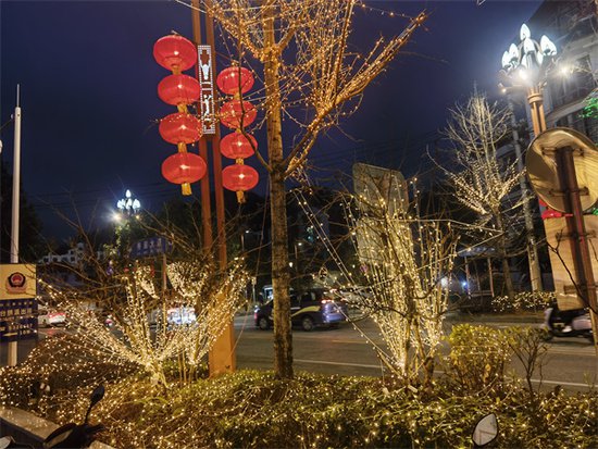台江：灯笼挂 彩灯亮 新年氛围拉满-新华网