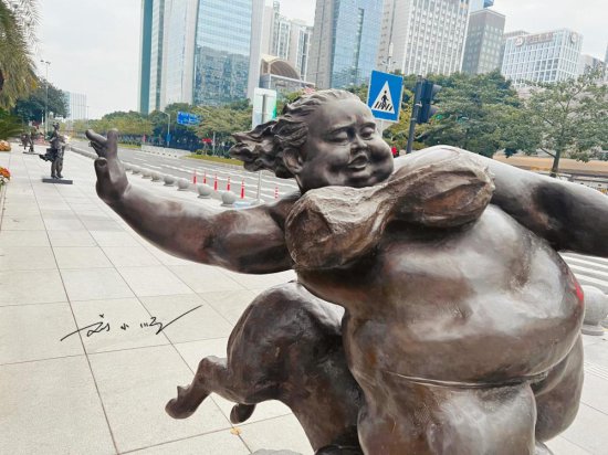 广州这组“肥女雕塑”火了！穿比基尼骑猪，全裸和<em>小孩</em>站在一<em>起</em>