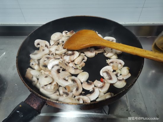 白蘑菇这么做，比肉还好吃，简单一炒就是下饭菜，天天吃也不腻