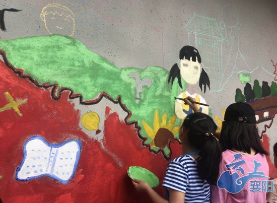 湖北襄阳：小学生手绘文化墙为党的生日献礼