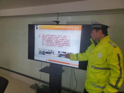重庆交巡警开设“微课堂”，为中小学生开展线上交通<em>安全</em>教育