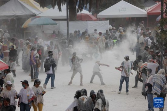 哥伦比亚帕斯托举行“<em>黑与白</em>”狂欢节