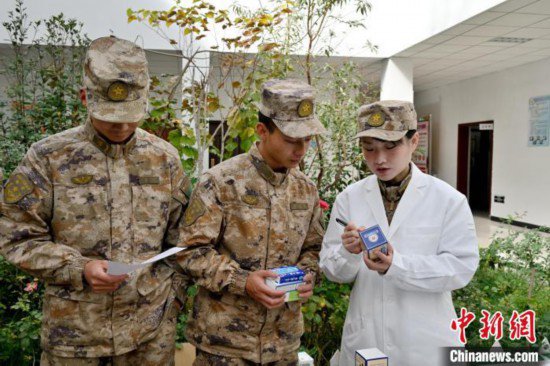西藏军医踏雪巡诊 为边防官兵提供健康保障