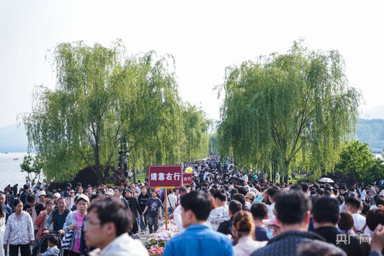 挤挤挤！<em>杭州</em>西湖开启“人从众”模式