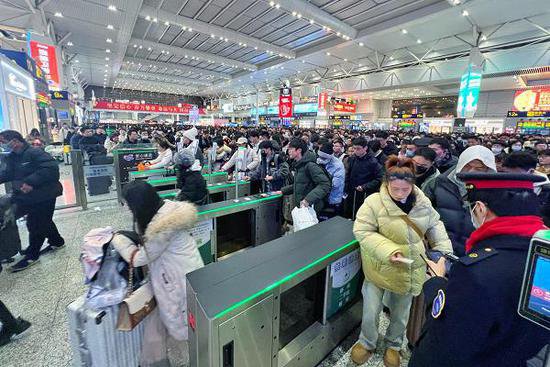 铁路上海站今日预计发送旅客56.7万人次 旅客可在12306App<em>查询</em>...