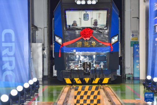 国内首台新型智能重载电力机车在湖南<em>株洲</em>下线