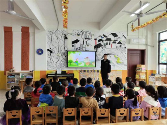寻乌县太湖新村幼儿园开展安全教育进校园活动