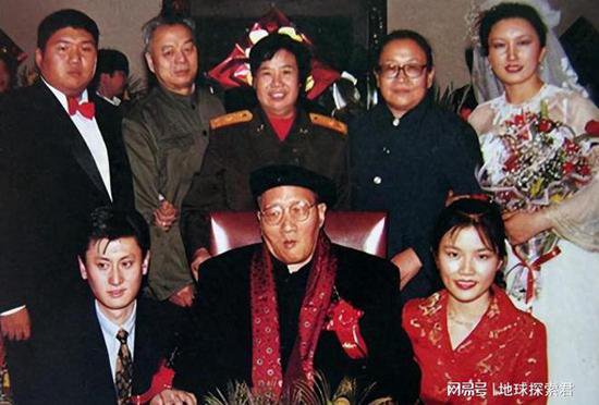 1997年，毛新宇<em>结婚</em>，300多位老将军赶来，毛主席警卫坐轮椅...