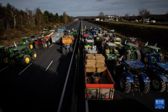 法国农民不满生产境遇 驾拖拉机“围困”巴黎