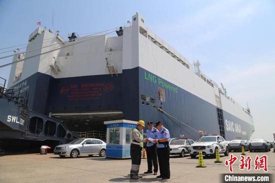 全球现役装载量<em>最大的</em>清洁能源汽车滚装船首泊天津港