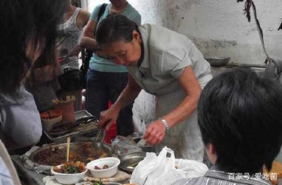 81岁阿婆在街边卖<em>牛杂</em>，因为一个秘诀，吸引了不少外地人！