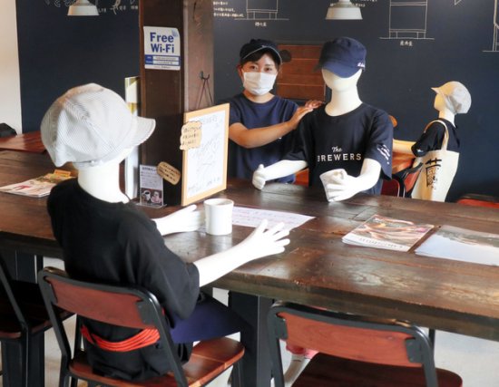 日本一<em>咖啡</em>店使用人体模特<em>为</em>客人隔开社交距离