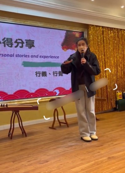55岁王祖贤现身华人聚会，打扮朴素状态佳，哽咽落泪称过去没...