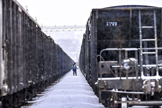 黑龙江<em>牡丹江</em>：工作人员冒雪检车除冰 保障铁路运输顺畅