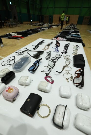 韩国踩踏事故失物招领处画面曝光：鞋子摆满一地 有眼镜被踩碎