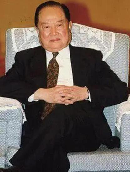 他65岁担任上海市委书记，66岁担任上海市市长，儿子是中将