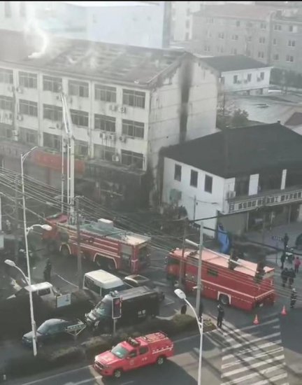 苏州发生火灾致6死28伤，目击者：宾馆着火，有住客爬窗逃生