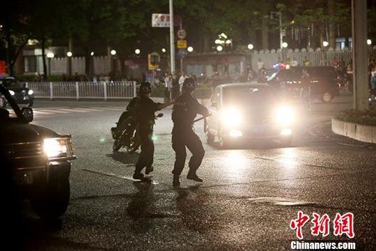 <em>广东茂名</em>警方逾两百警力深夜打击非法飙车