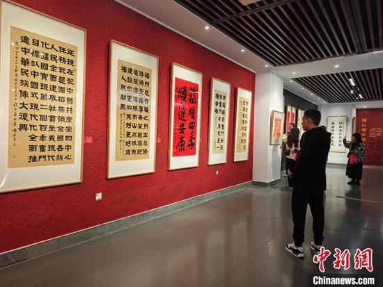 <em>陈</em>吉书法艺术作品展在福州举行 新春写“福”送“福”