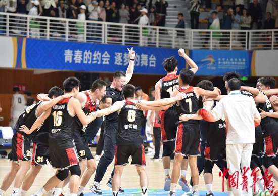 中国<em>篮球的</em>希望在这里！学青会男篮赛场年轻队员表现亮眼