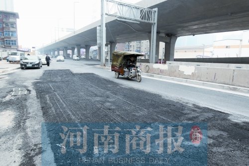 郑州一段沥青路铺好12天被挖开 市民吐槽小<em>石子乱飞</em>