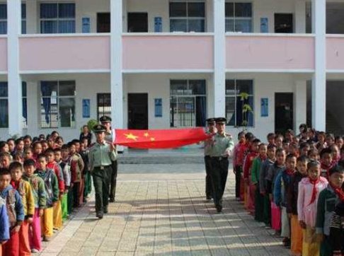 在中国上学缅甸小孩，同样有“<em>两免一补</em>”优惠，觉得自己是中国...