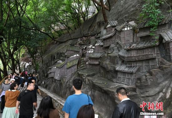 重庆：临崖峭壁现巨型艺术<em>浮雕</em> 吸引市民打卡