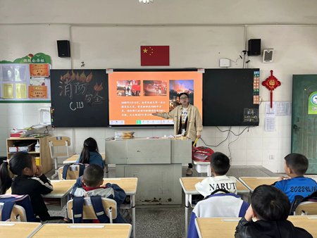 德阳市东林路小学校开展2024年春期消防安全应急疏散演练